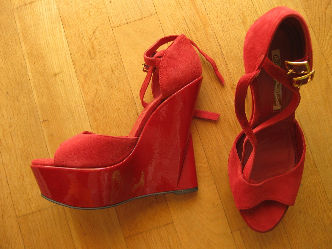 Buffalo Lack rote High Heels Wedges 40