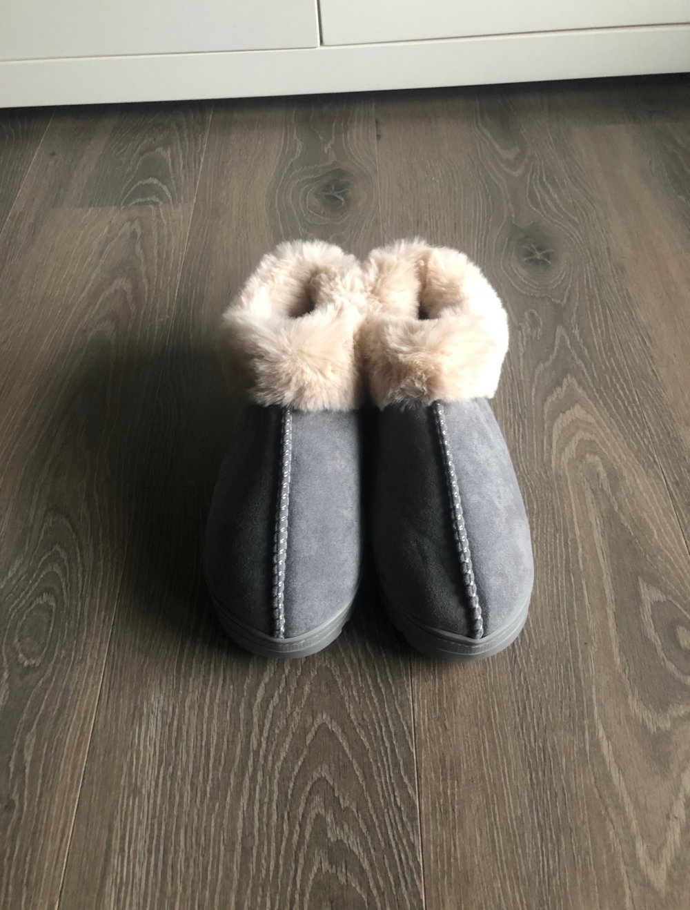 Graue Hausschuhe in Wildleder – Optik, Gr. 39