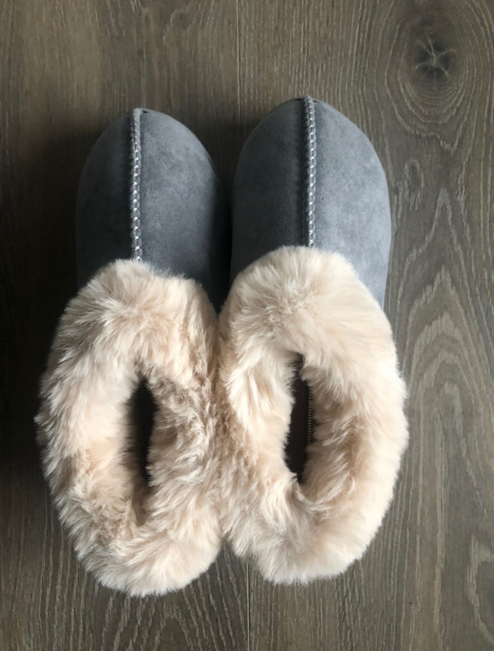 Graue Hausschuhe in Wildleder – Optik, Gr. 39