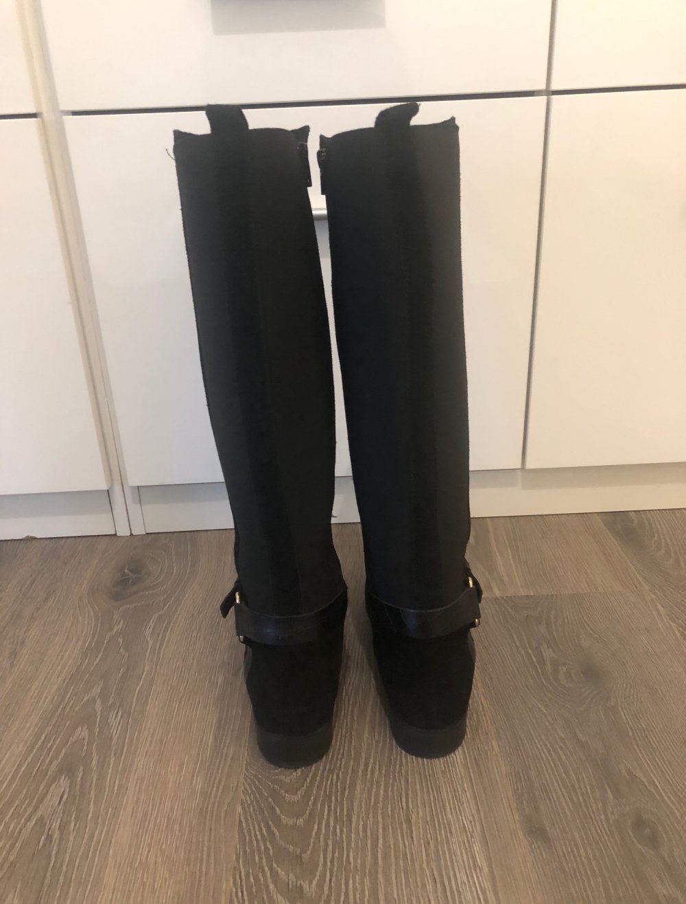 Schwarze Wildlederstiefel