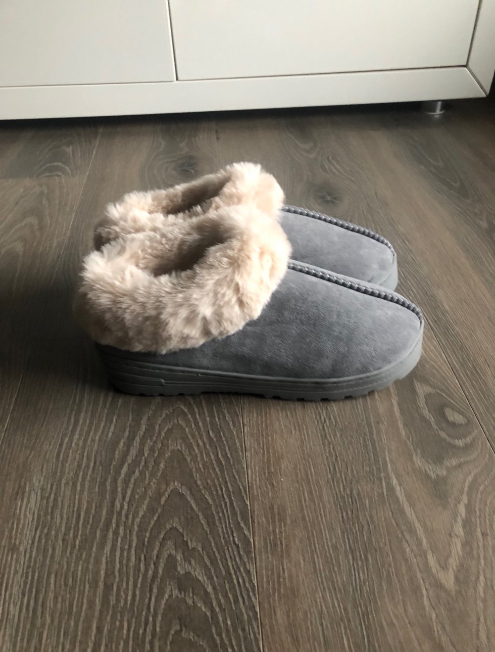 Graue Hausschuhe in Wildleder – Optik, Gr. 39
