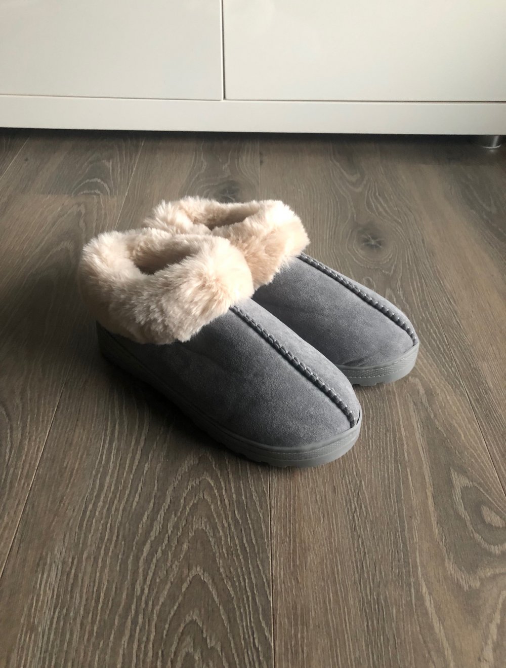 Graue Hausschuhe in Wildleder – Optik, Gr. 39