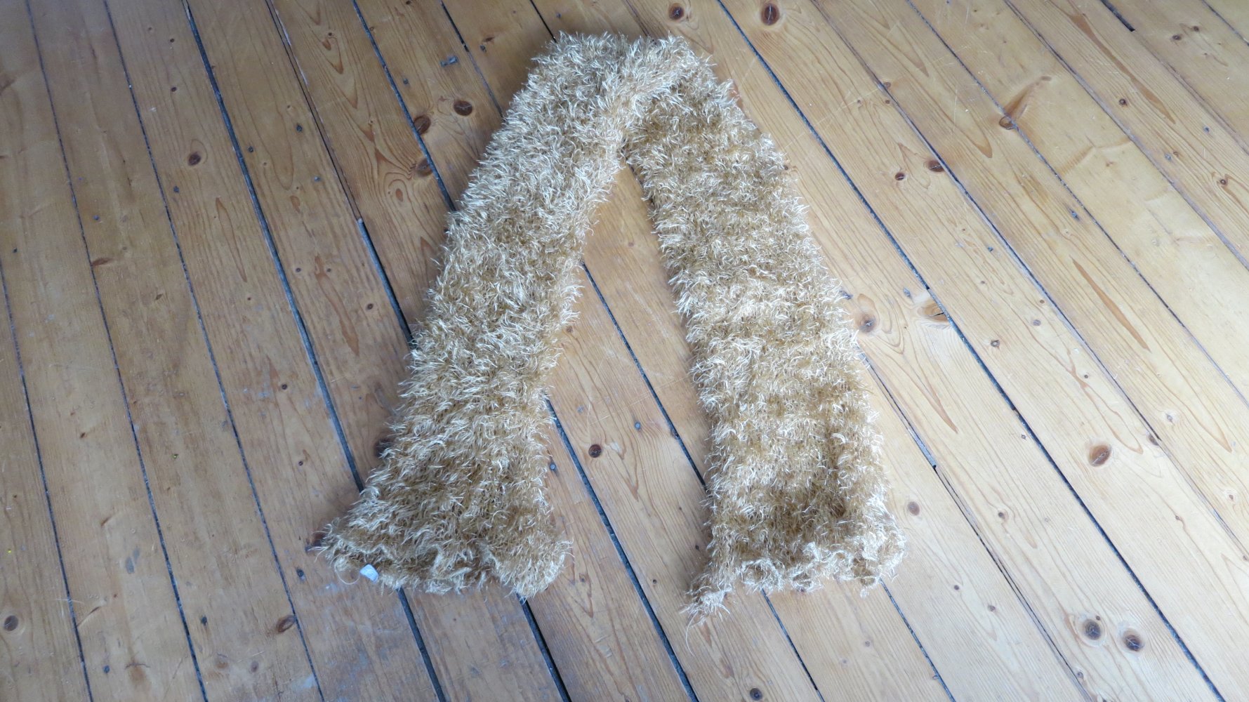 Beigefarbener Schal für Damen