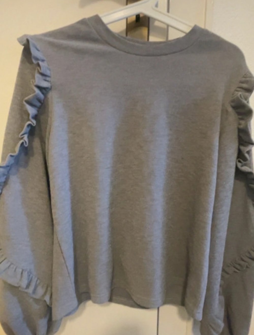 grauer, glitzernder Sweater von Noisy May