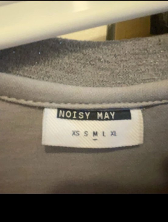 grauer, glitzernder Sweater von Noisy May