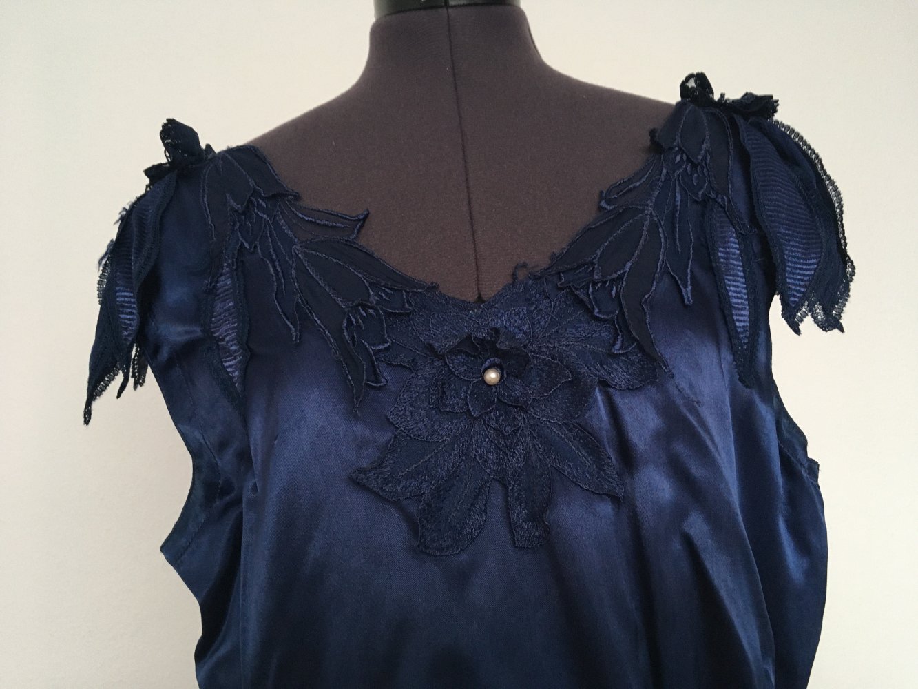 NEU - T-Shirt dunkel Blau, Applikationen + Perlen - Gr. S / 36 , M / 38