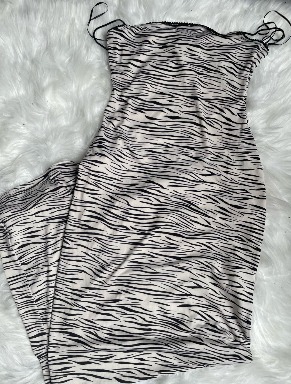 langes anliegendes Sommerkleid