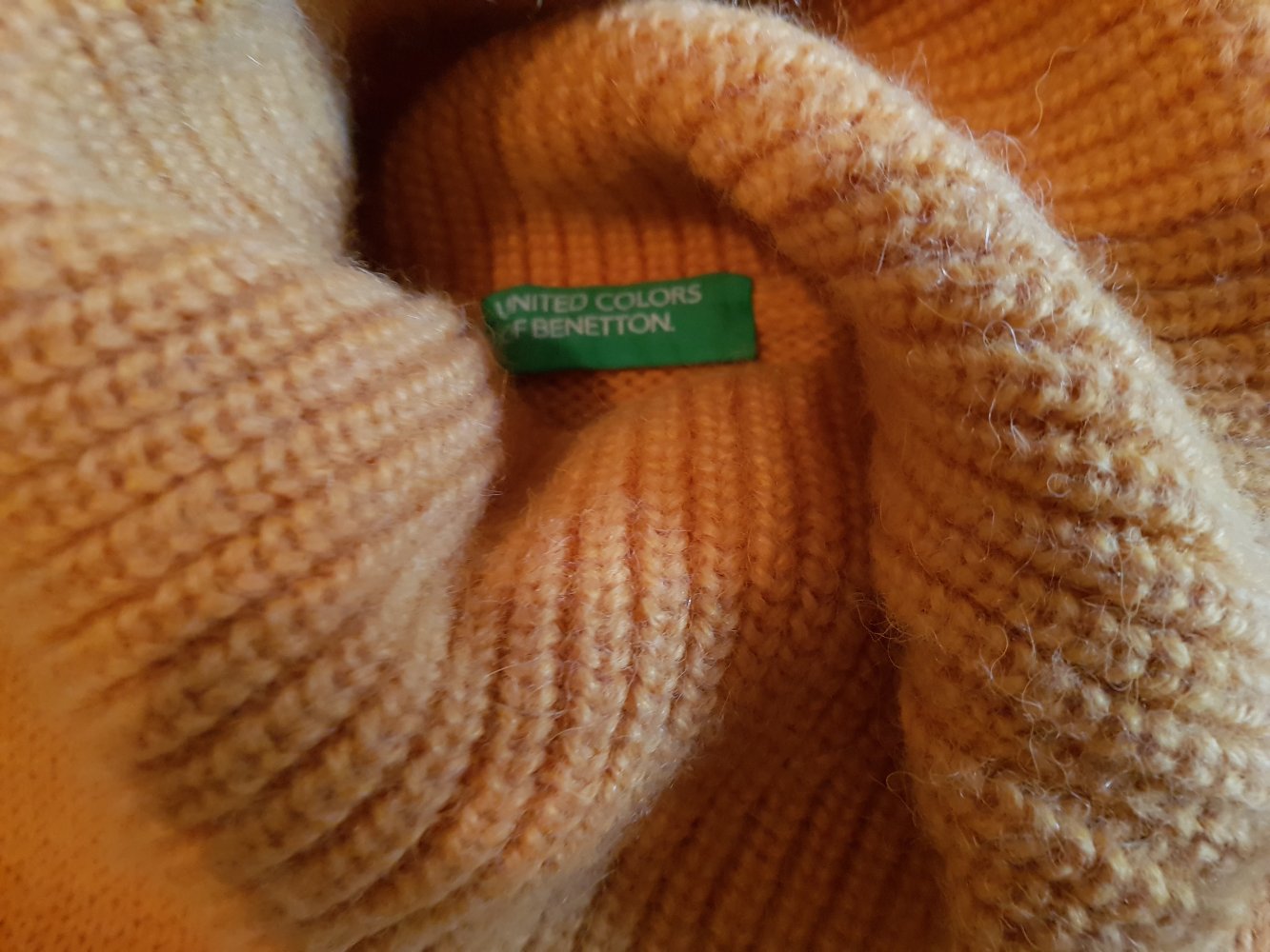 Kuscheliger gelb-oranger Rollkragenpullover von Benetton in M