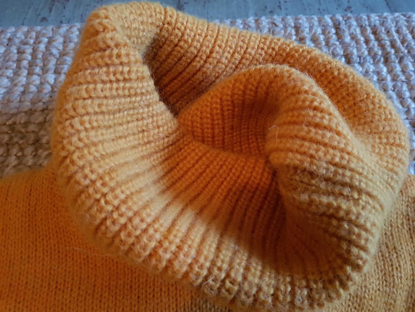 Kuscheliger gelb-oranger Rollkragenpullover von Benetton in M