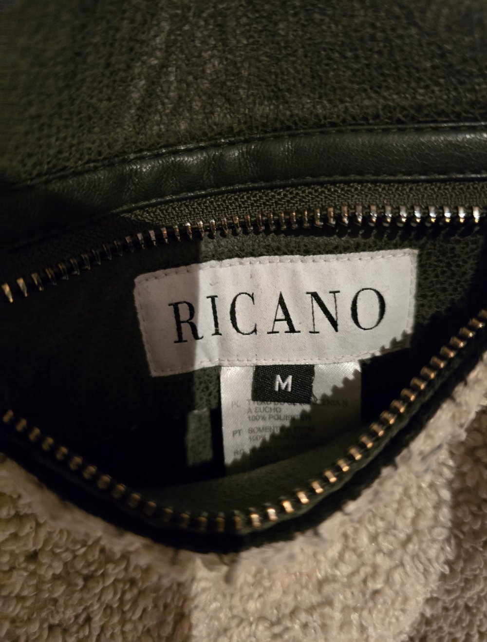 Jacke mit Fellabsetzungen.