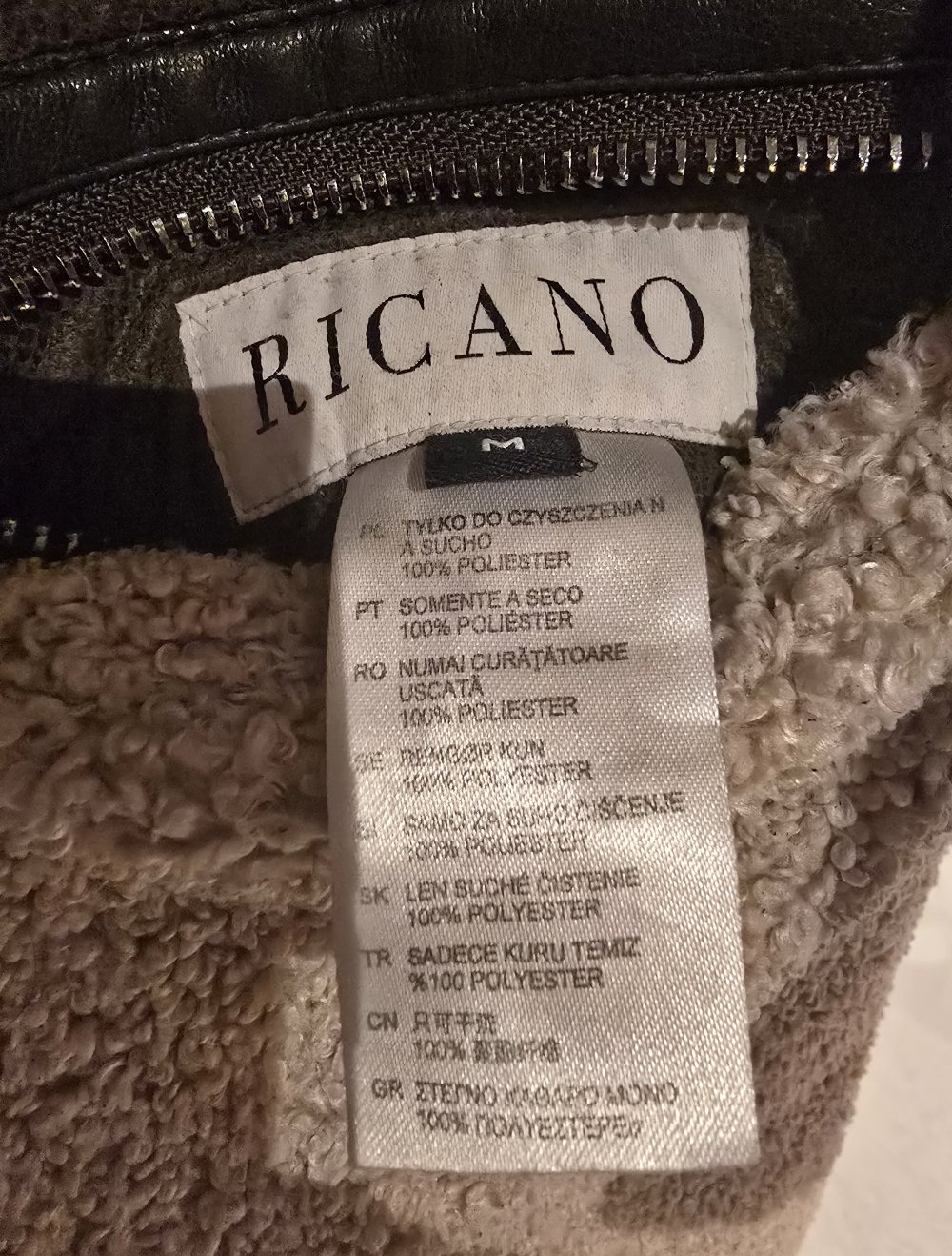 Jacke mit Fellabsetzungen.