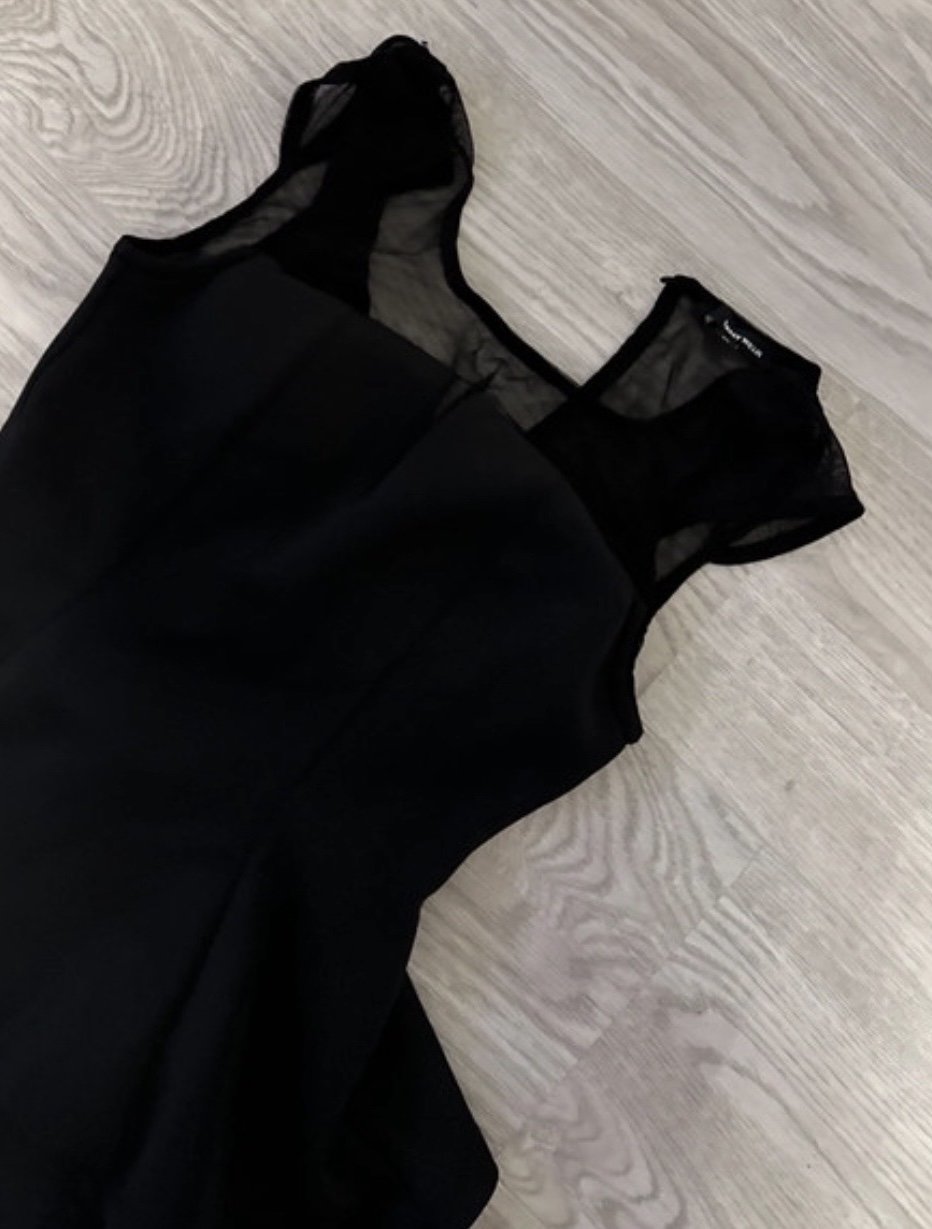 Schwarzes enges elegantes Kleid