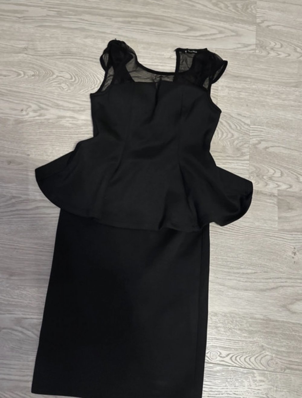 Schwarzes enges elegantes Kleid