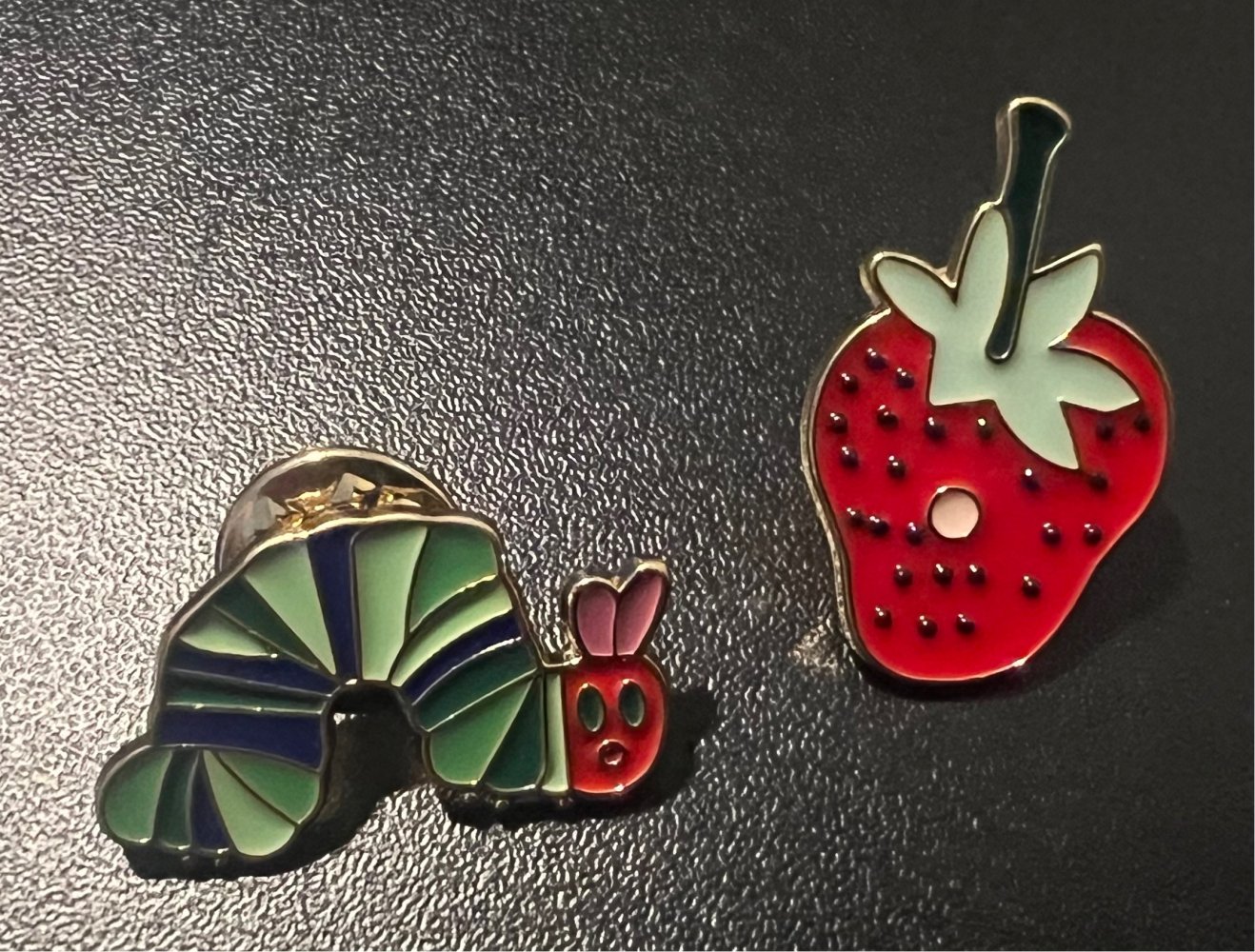 Pin Brosche „Die kleine Raupe Nimmersatt“