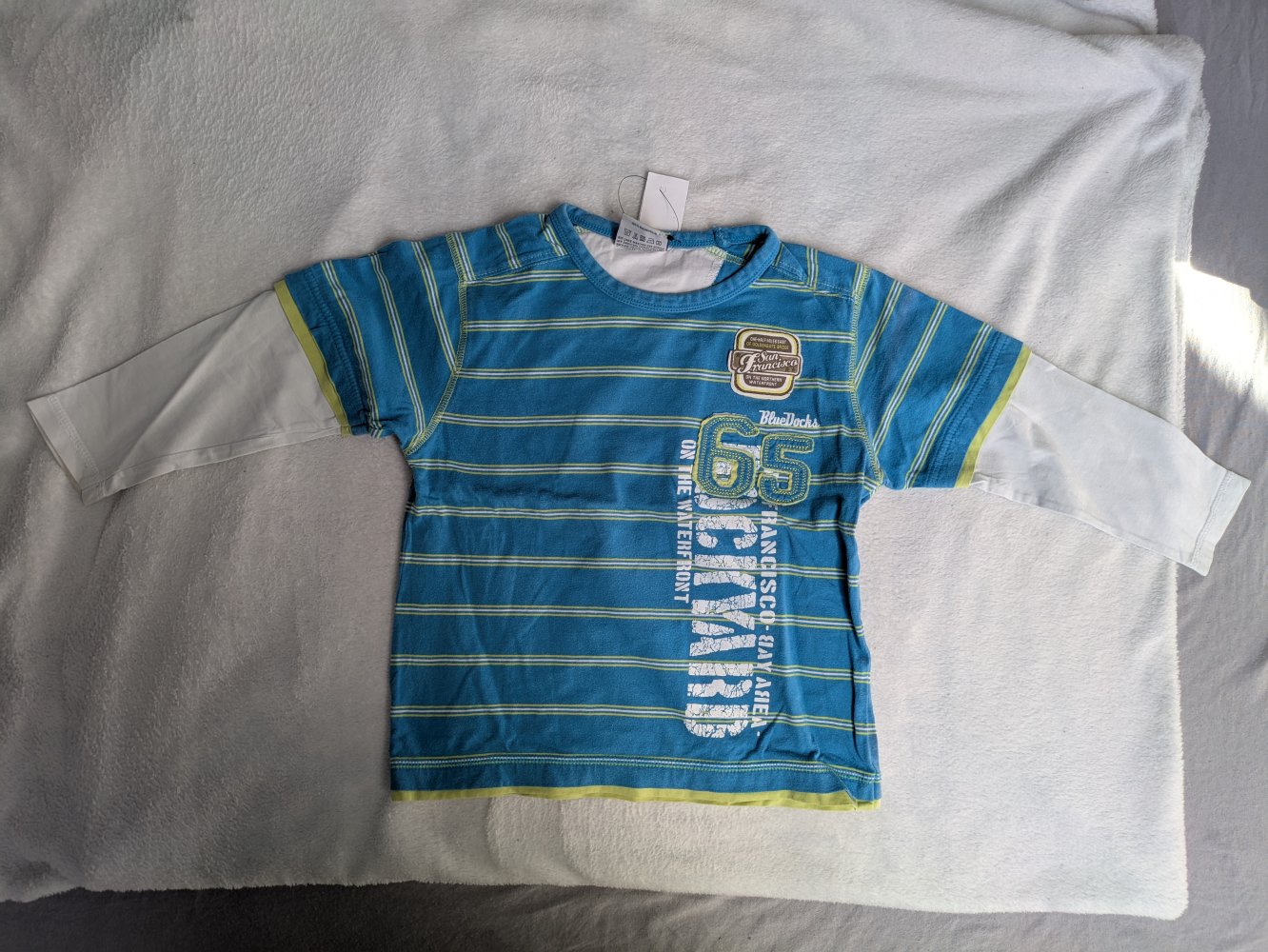 Blauer Pulli mit Streifen und weißen Ärmeln Größe 110