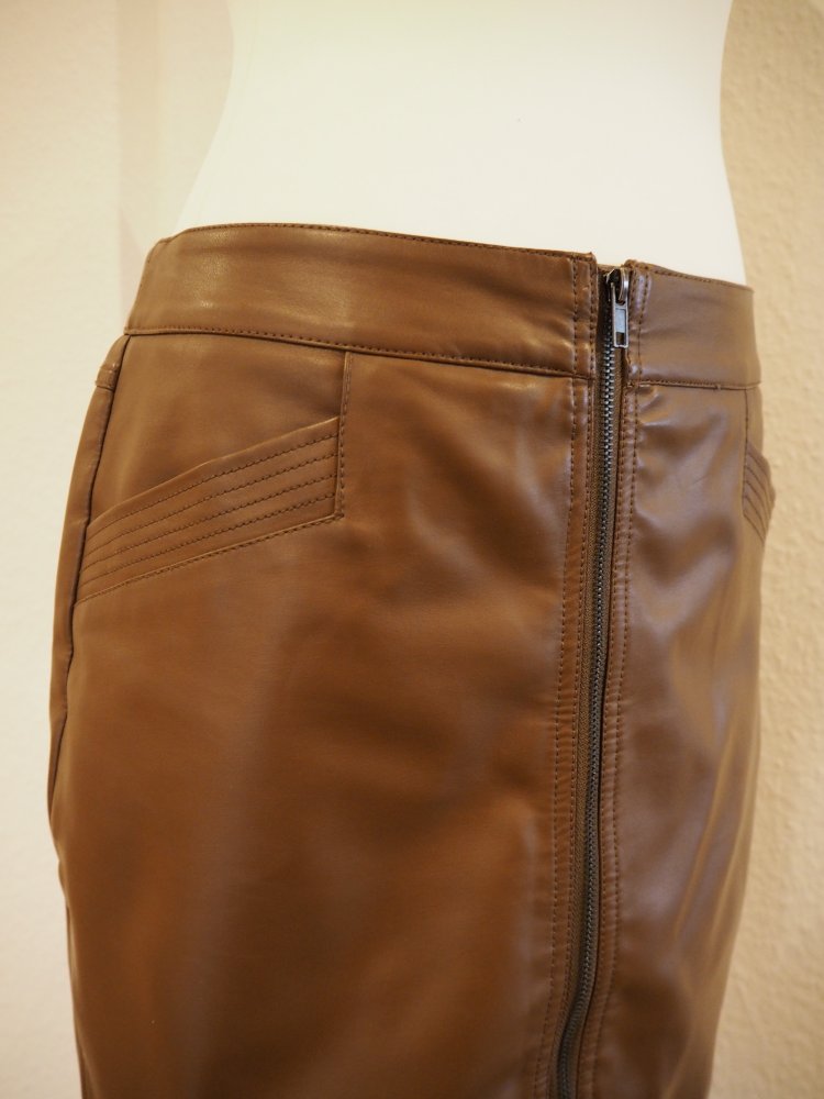 Stylischer Rock aus veganem Leder