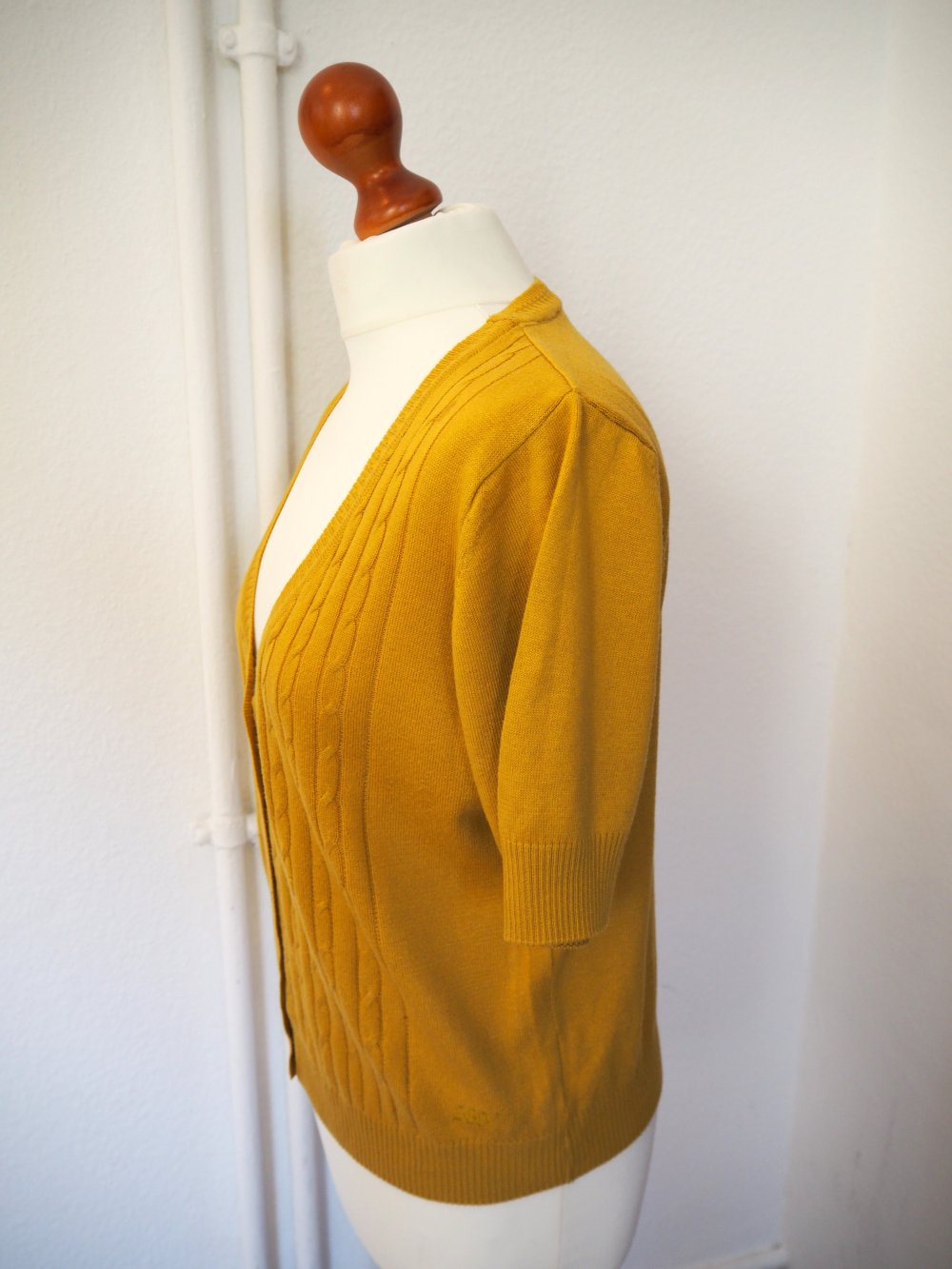 Stilvolle kurzärmelige Strickjacke mit Zopfmuster