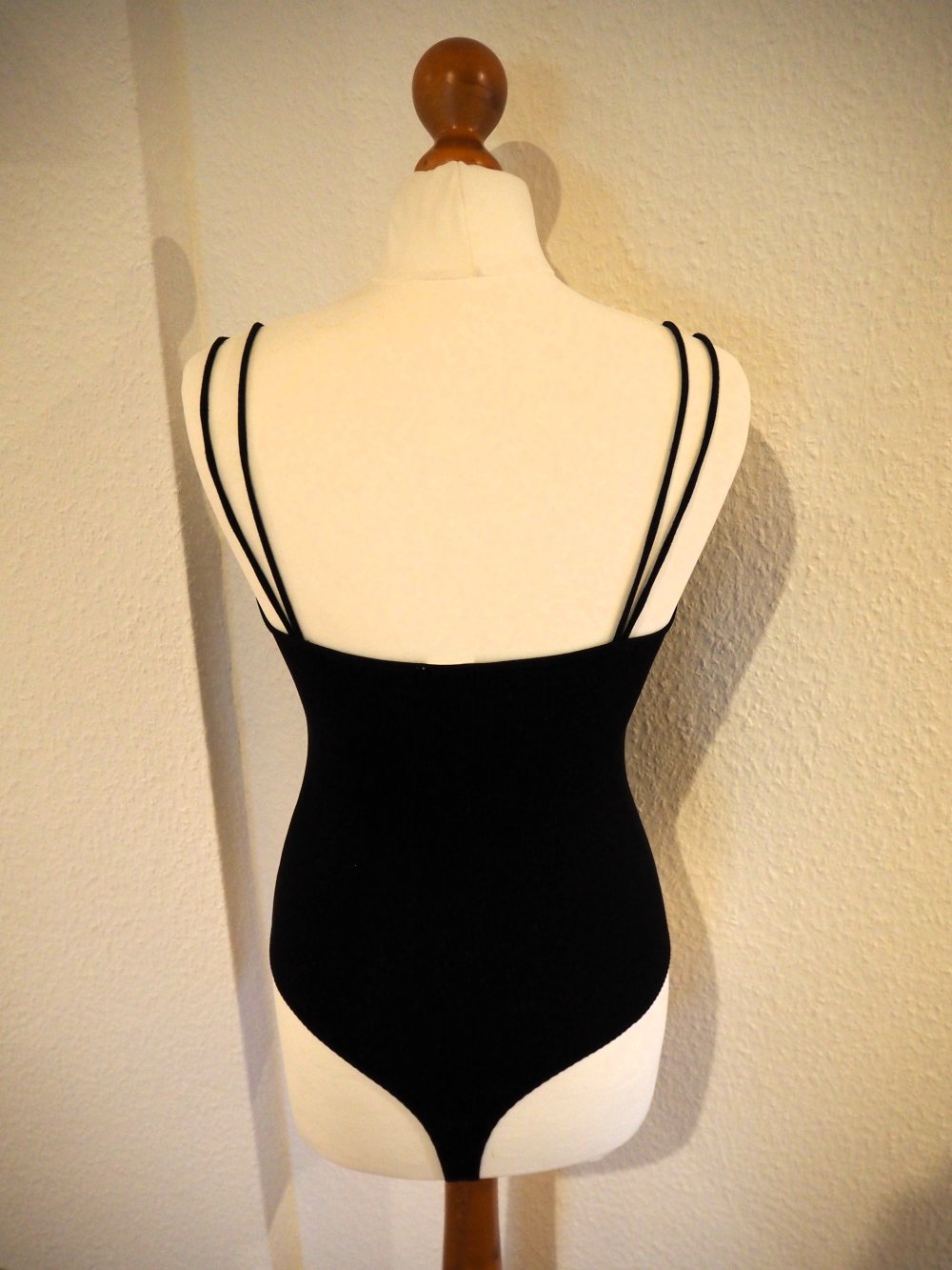 Schwarzer Body mit Doppel-Spaghettiträgern