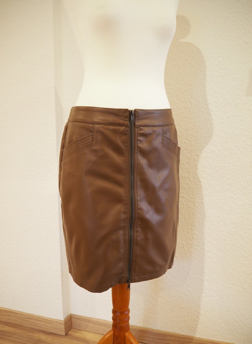 Stylischer Rock aus veganem Leder