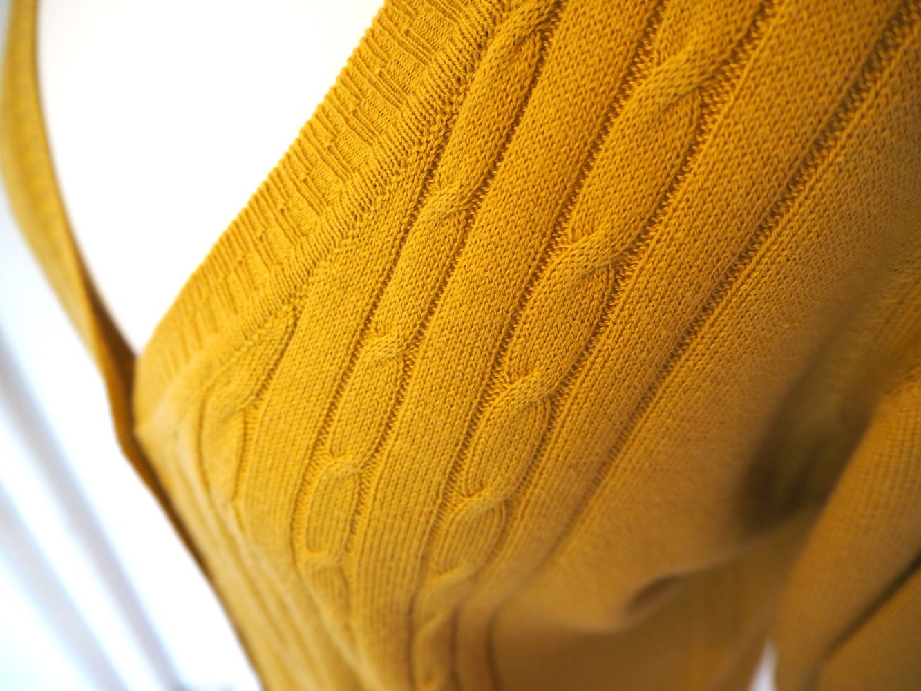 Stilvolle kurzärmelige Strickjacke mit Zopfmuster