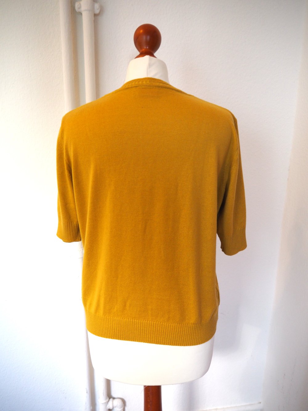 Stilvolle kurzärmelige Strickjacke mit Zopfmuster