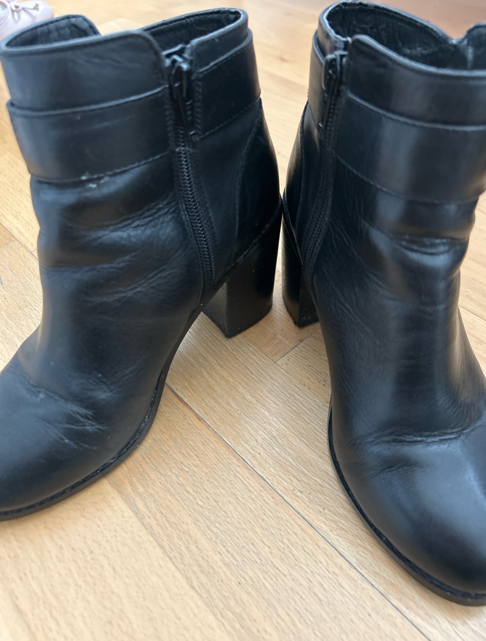 schwarze Lederstiefletten