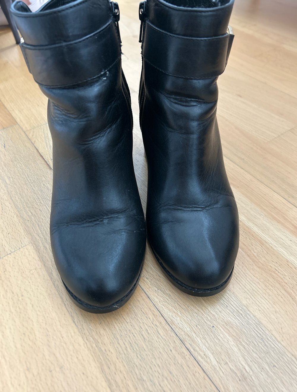 schwarze Lederstiefletten