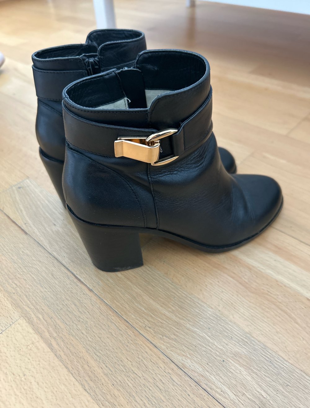 schwarze Lederstiefletten