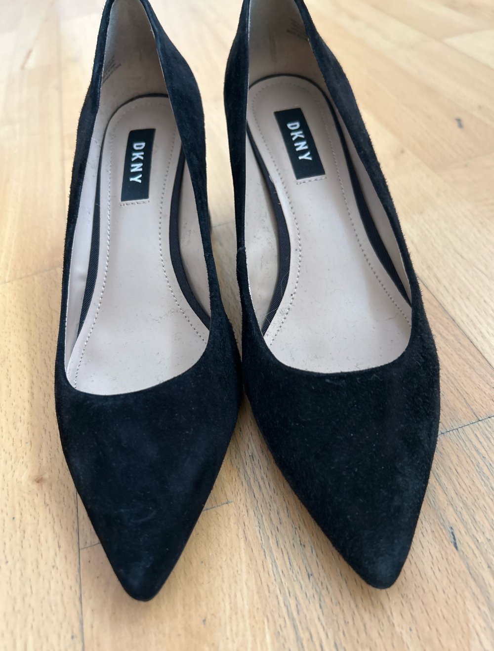 schwarze DKNY Pumps