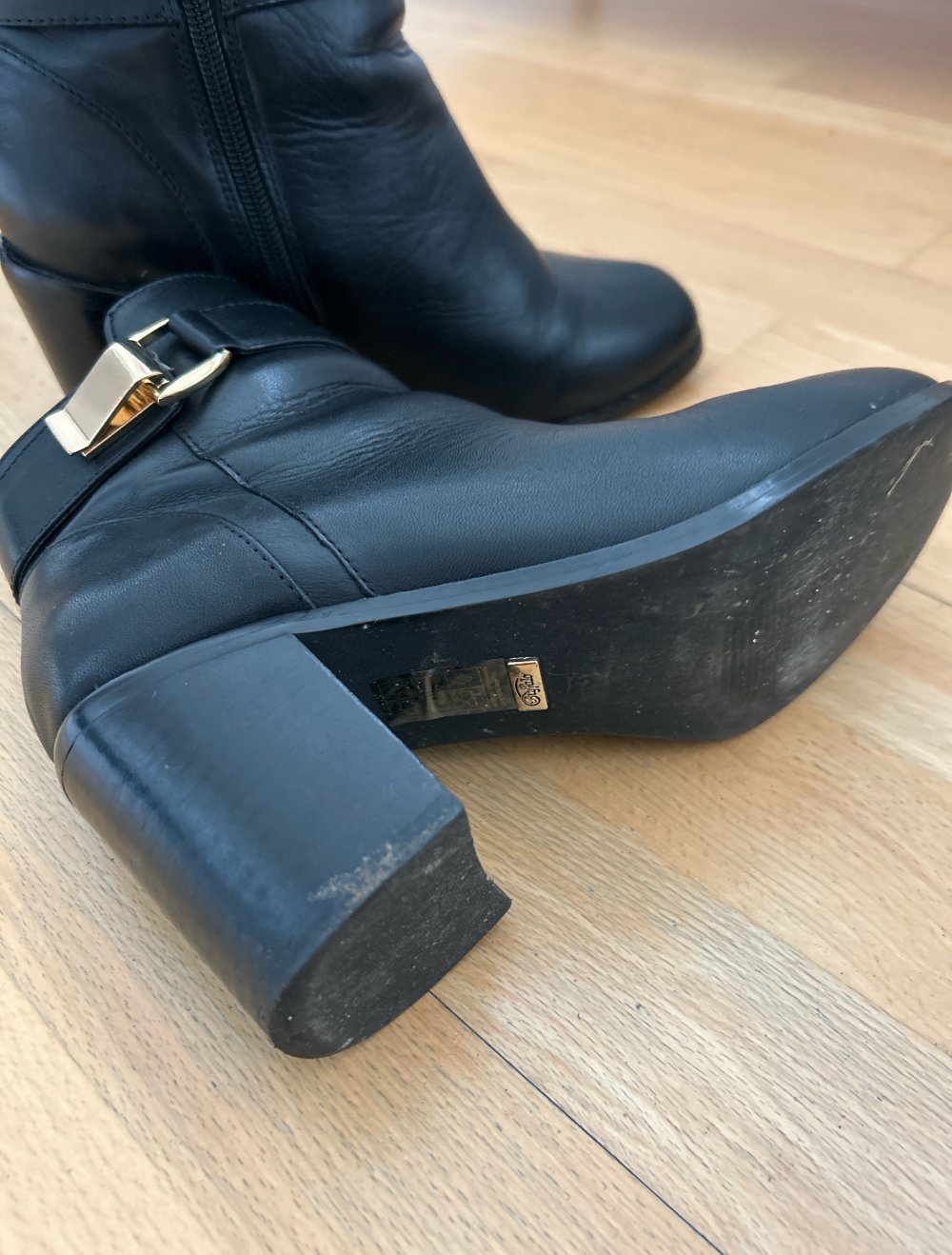 schwarze Lederstiefletten