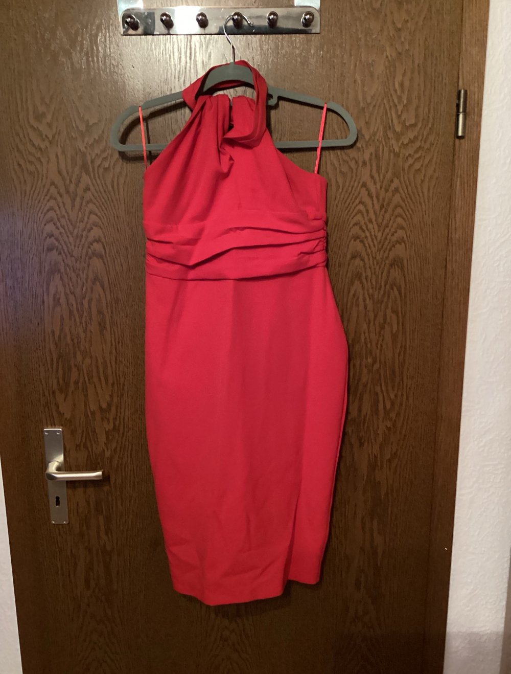rotes Neckholderkleid