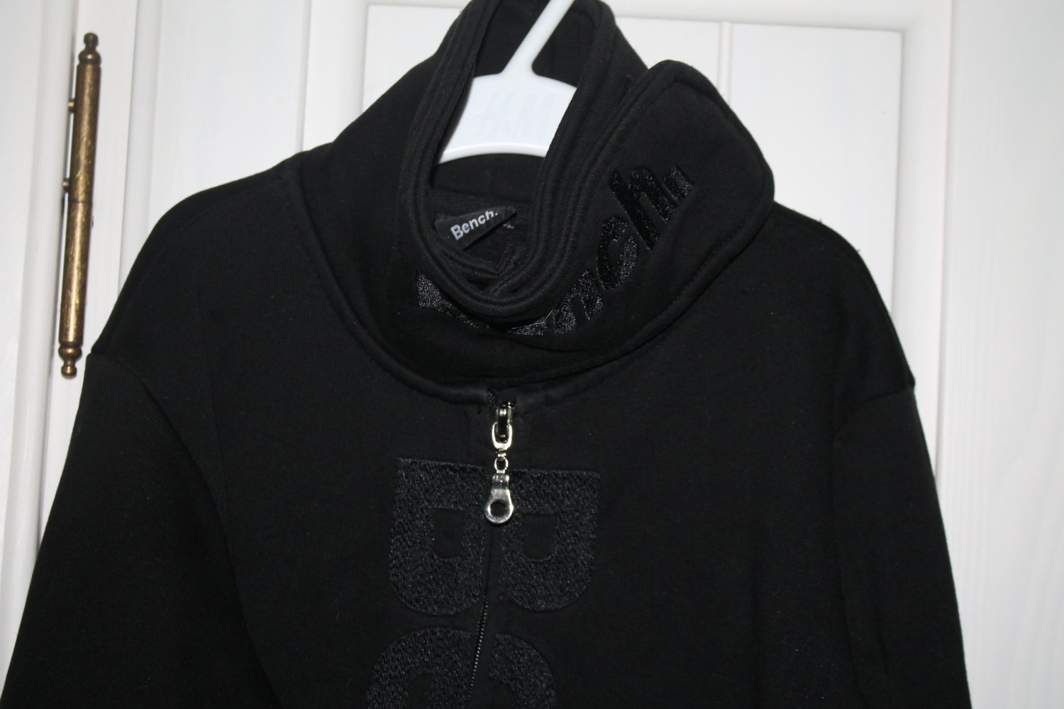 Sweatjacke mit Stehkragen und Reißverschluß schwarz mit Logo