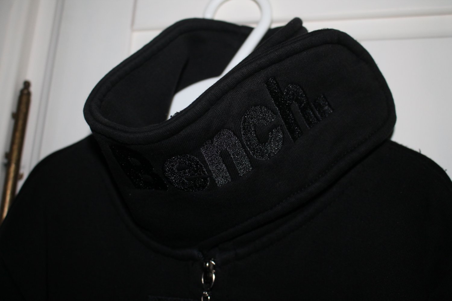 Sweatjacke mit Stehkragen und Reißverschluß schwarz mit Logo