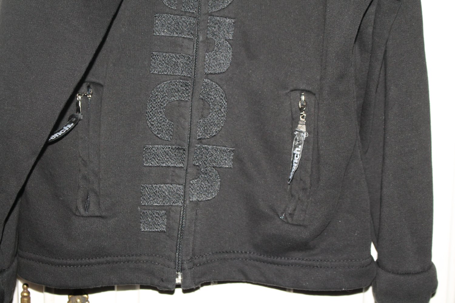 Sweatjacke mit Stehkragen und Reißverschluß schwarz mit Logo