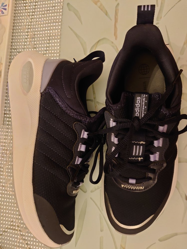 leichter Sportschuh von Adidas