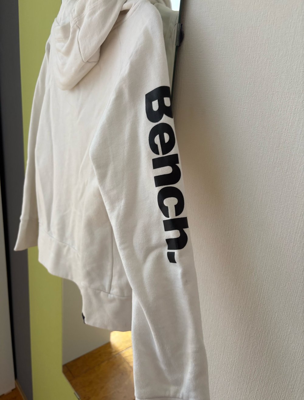 Weiß Benchjacke mit rechtem Schriftzug