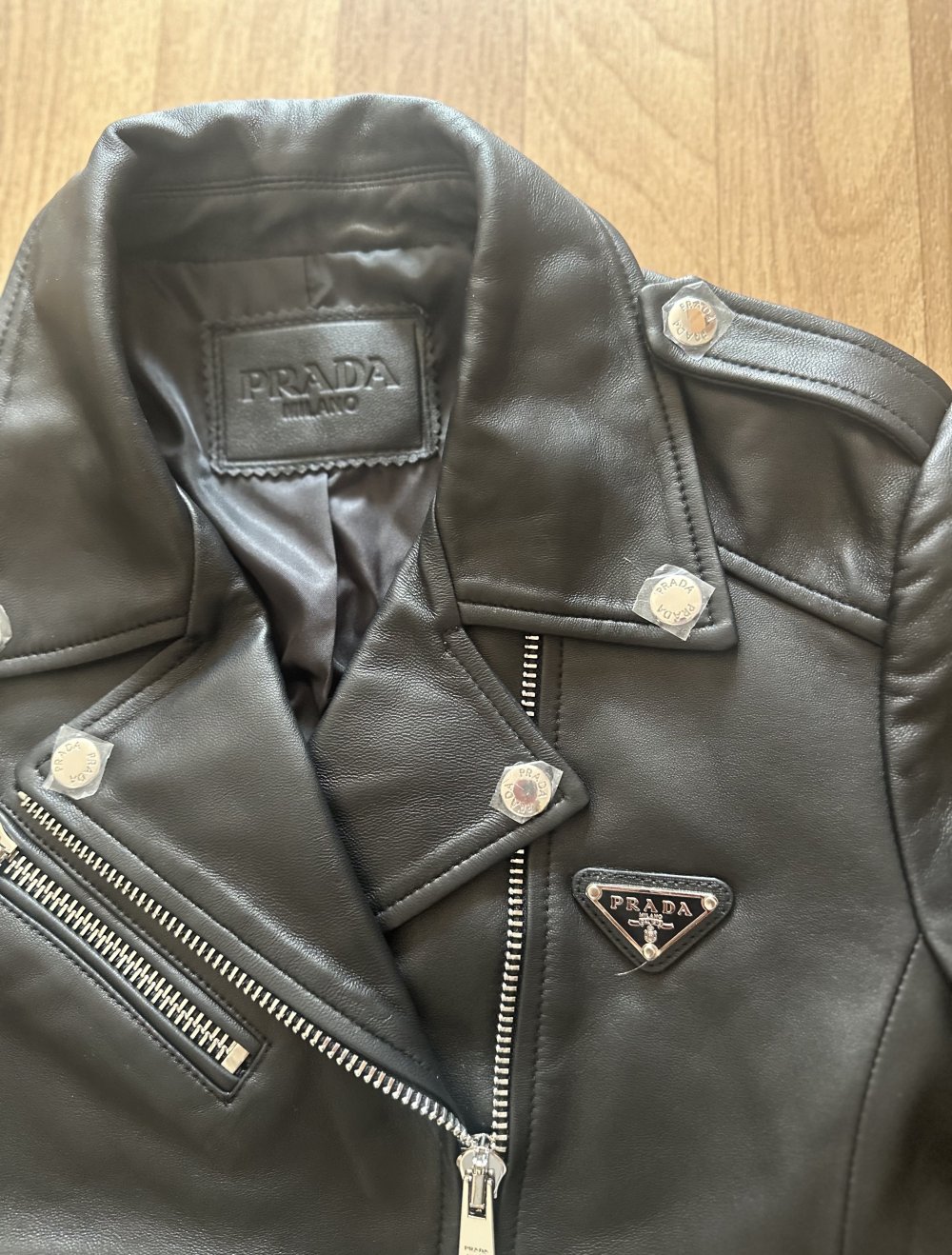 Stylische schwarze Lederjacke – wie neu