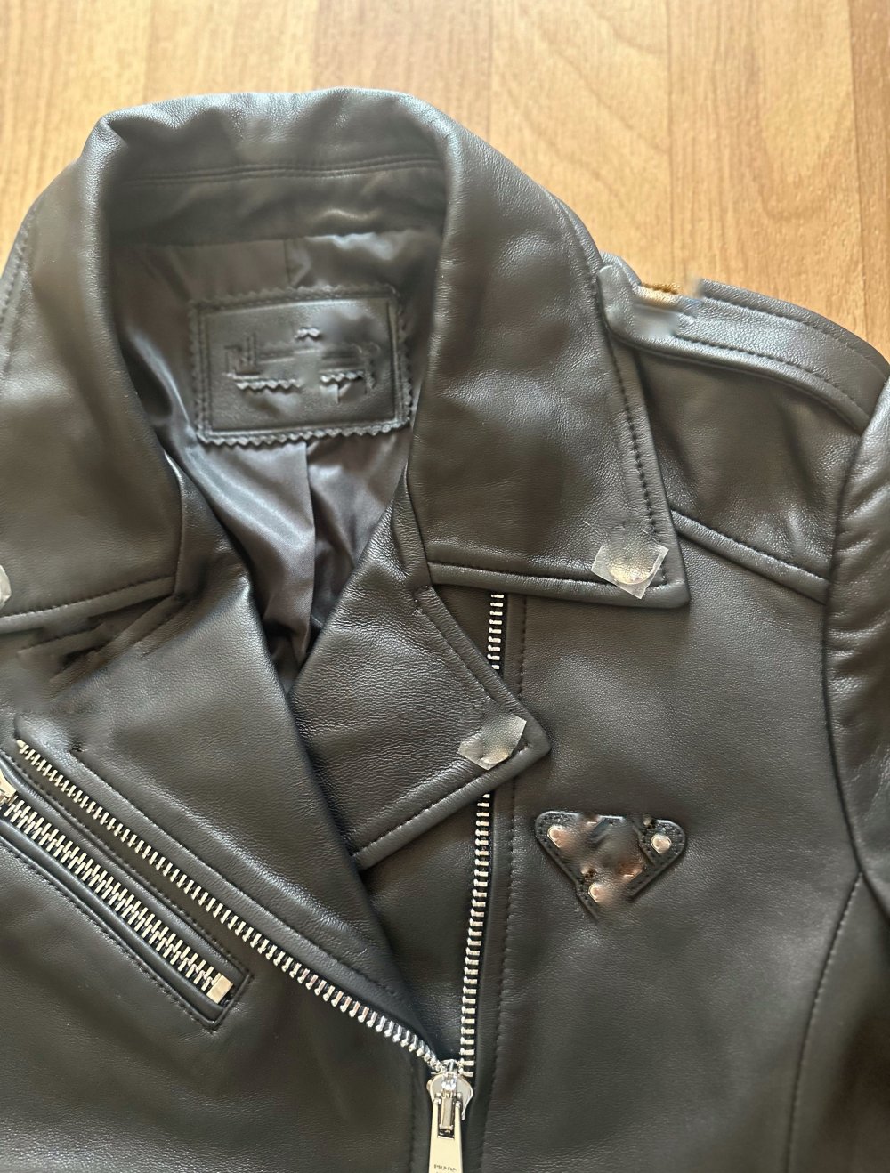 Stylische schwarze Lederjacke – wie neu