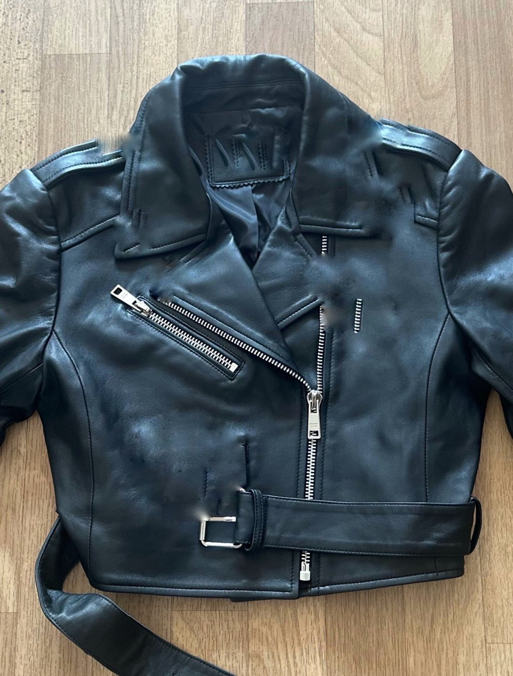 Stylische schwarze Lederjacke – wie neu
