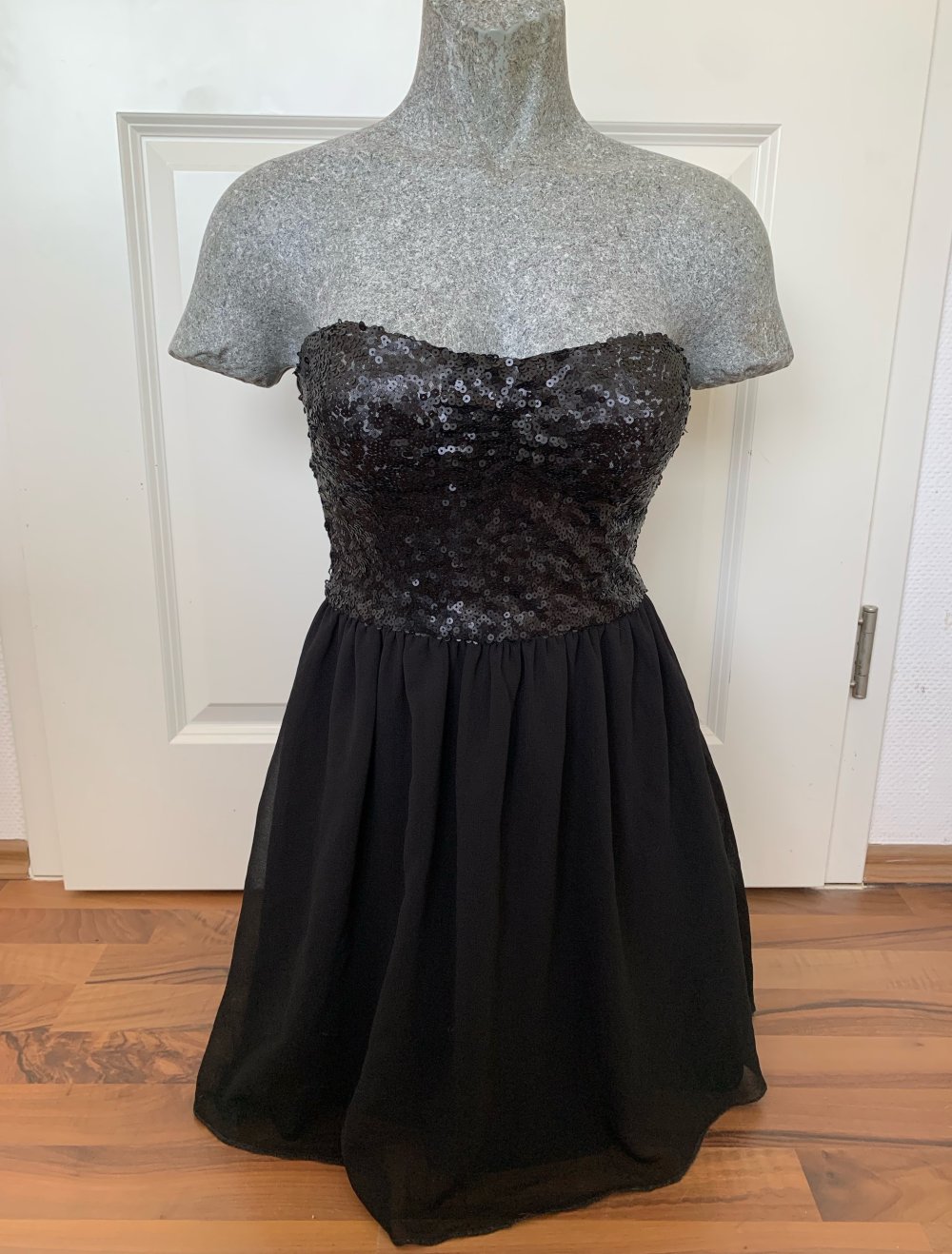 Kleine Schwarze, trägerloses Kleid 