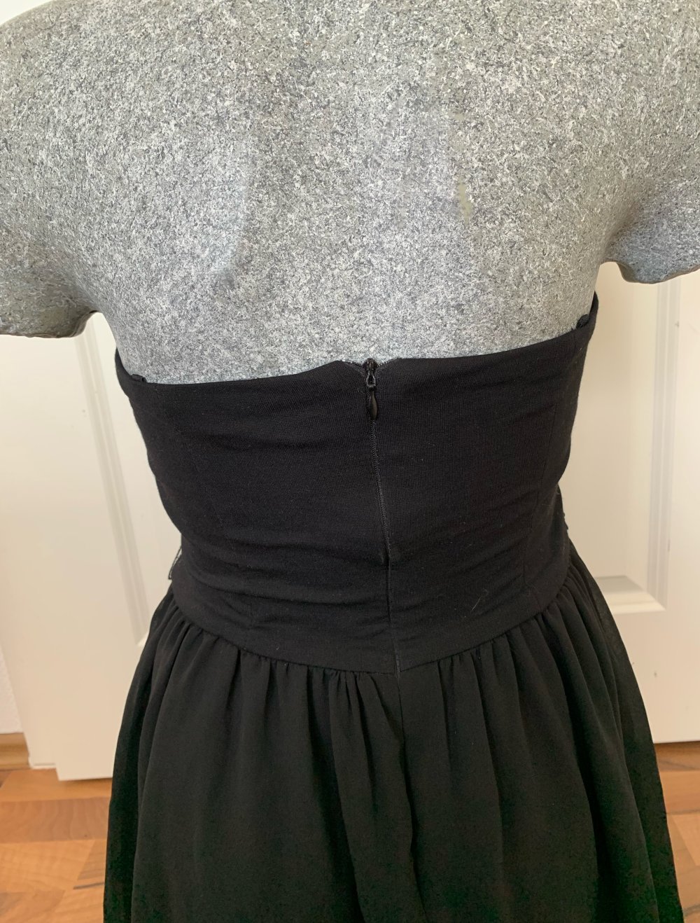 Kleine Schwarze, trägerloses Kleid 