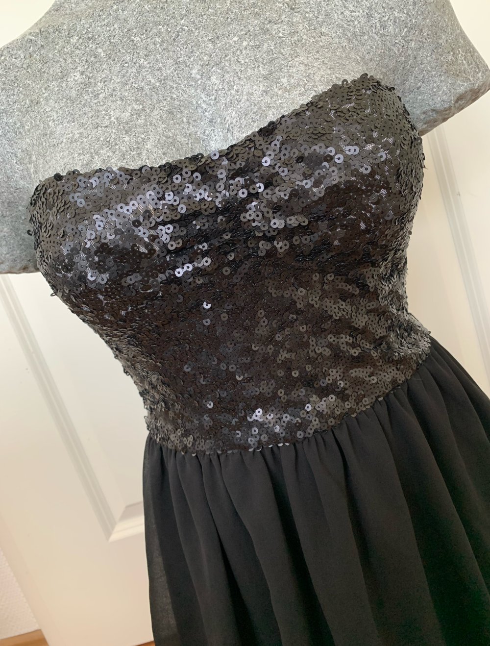 Kleine Schwarze, trägerloses Kleid 