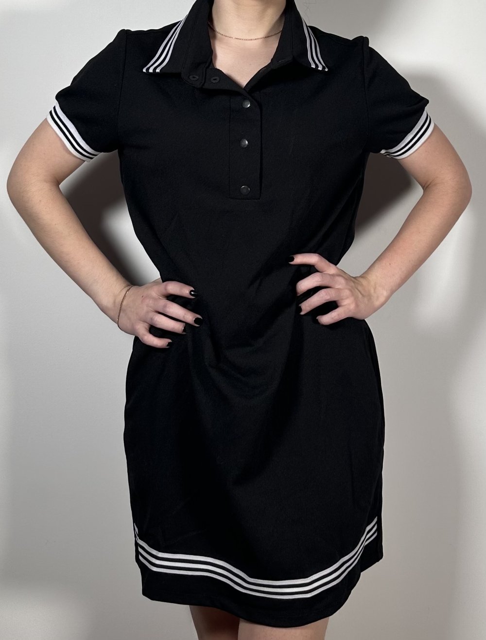 Sportliches schwarzes Polokleid mit Streifen – zeitlos & lässig