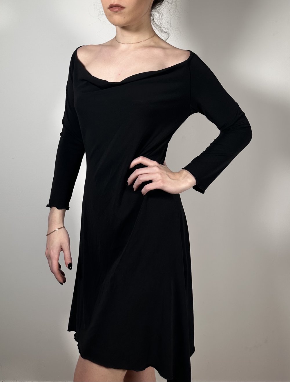 Schwarzes Off-Shoulder Kleid – elegant & feminin