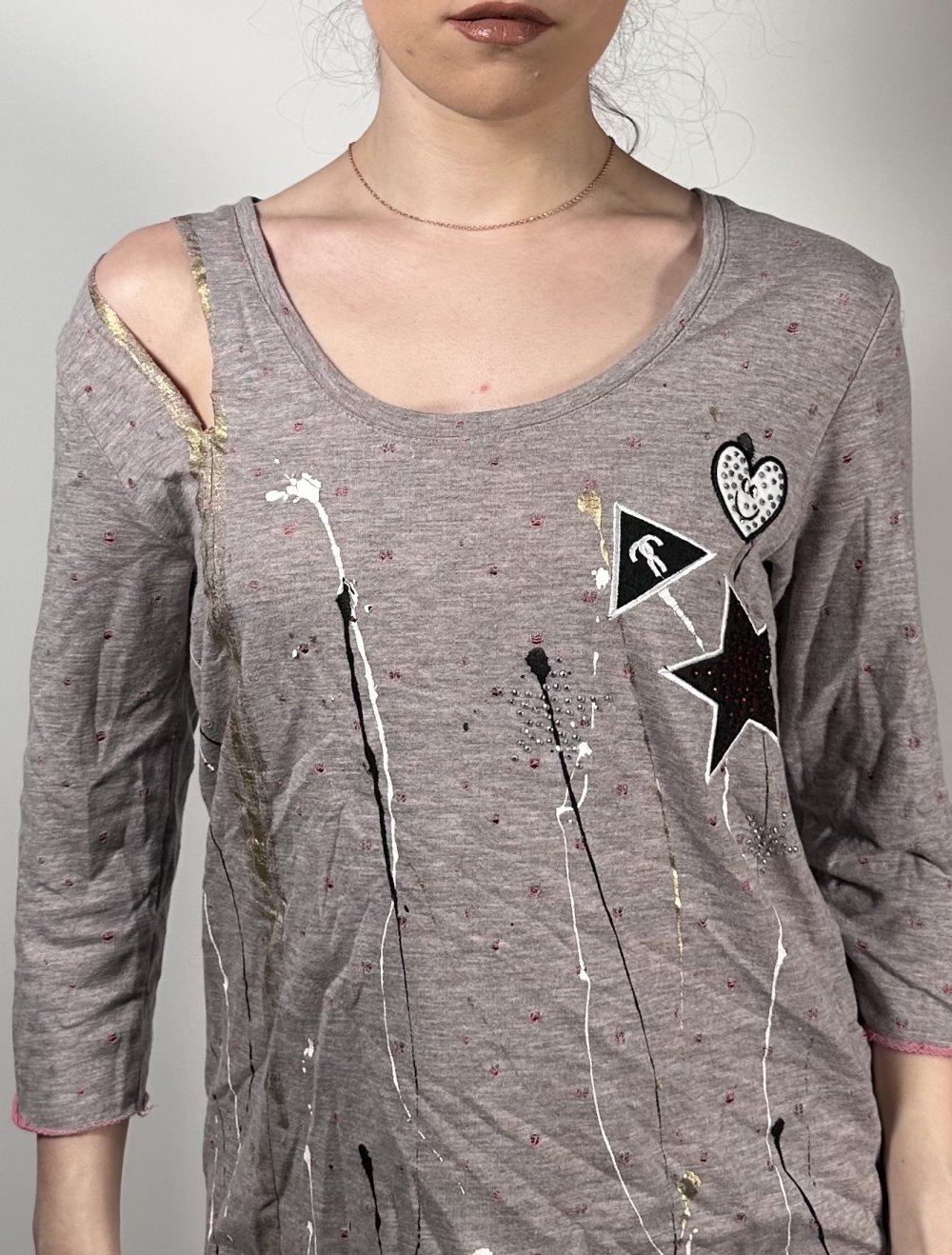 Grunge-Kleid mit Cut-Outs und Kunst-Print – einzigartiger DIY-Look