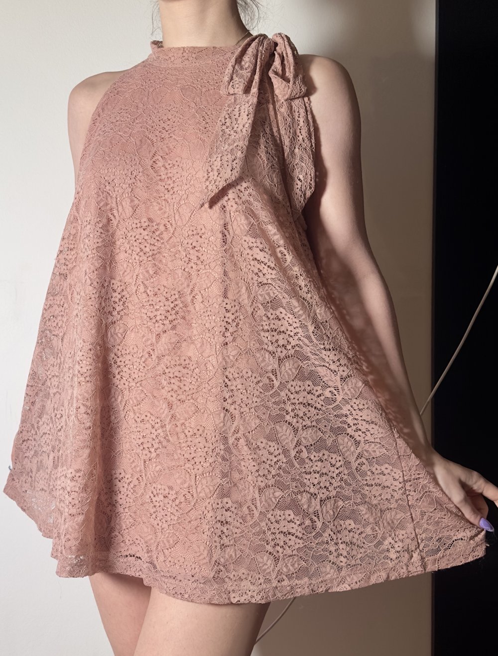 Zartes Spitzenkleid in Altrosa mit Schleifendetail – A-Linien-Schnitt