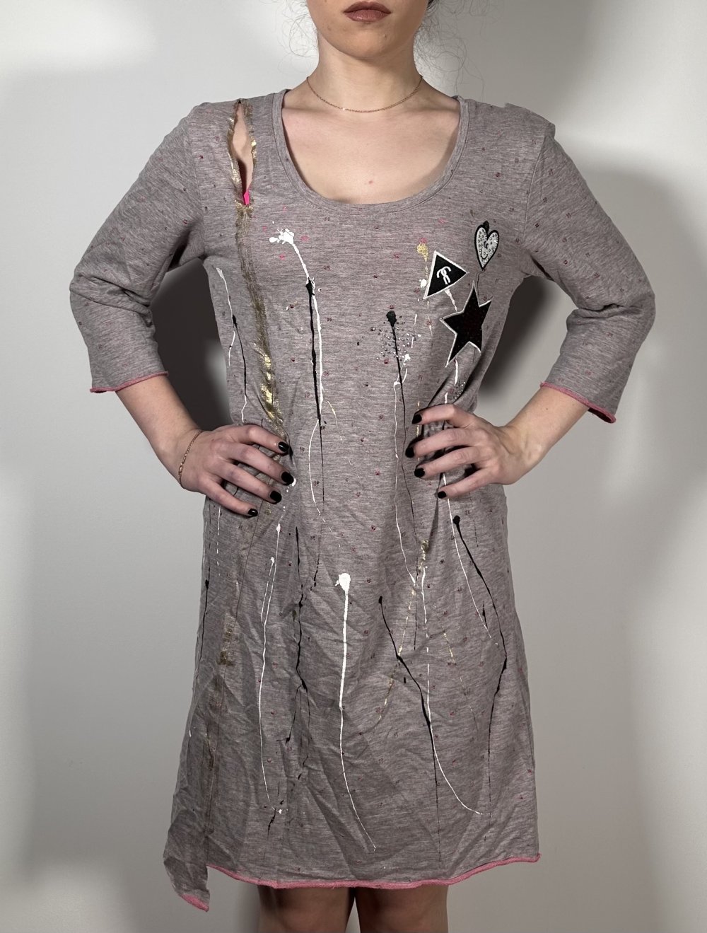 Grunge-Kleid mit Cut-Outs und Kunst-Print – einzigartiger DIY-Look