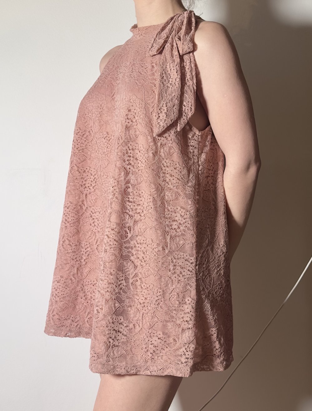 Zartes Spitzenkleid in Altrosa mit Schleifendetail – A-Linien-Schnitt