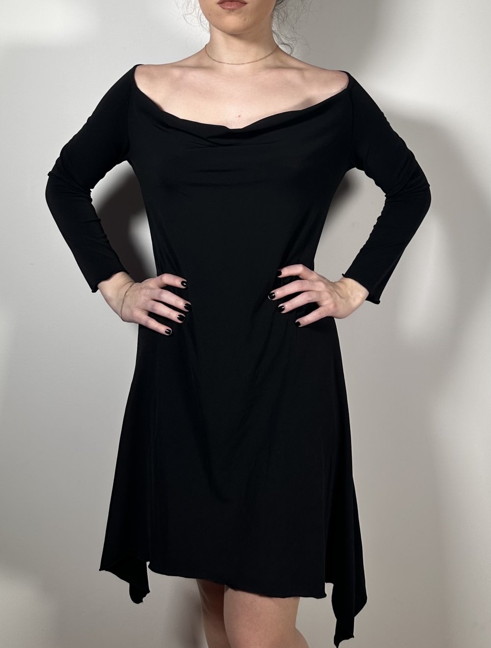 Schwarzes Off-Shoulder Kleid – elegant & feminin