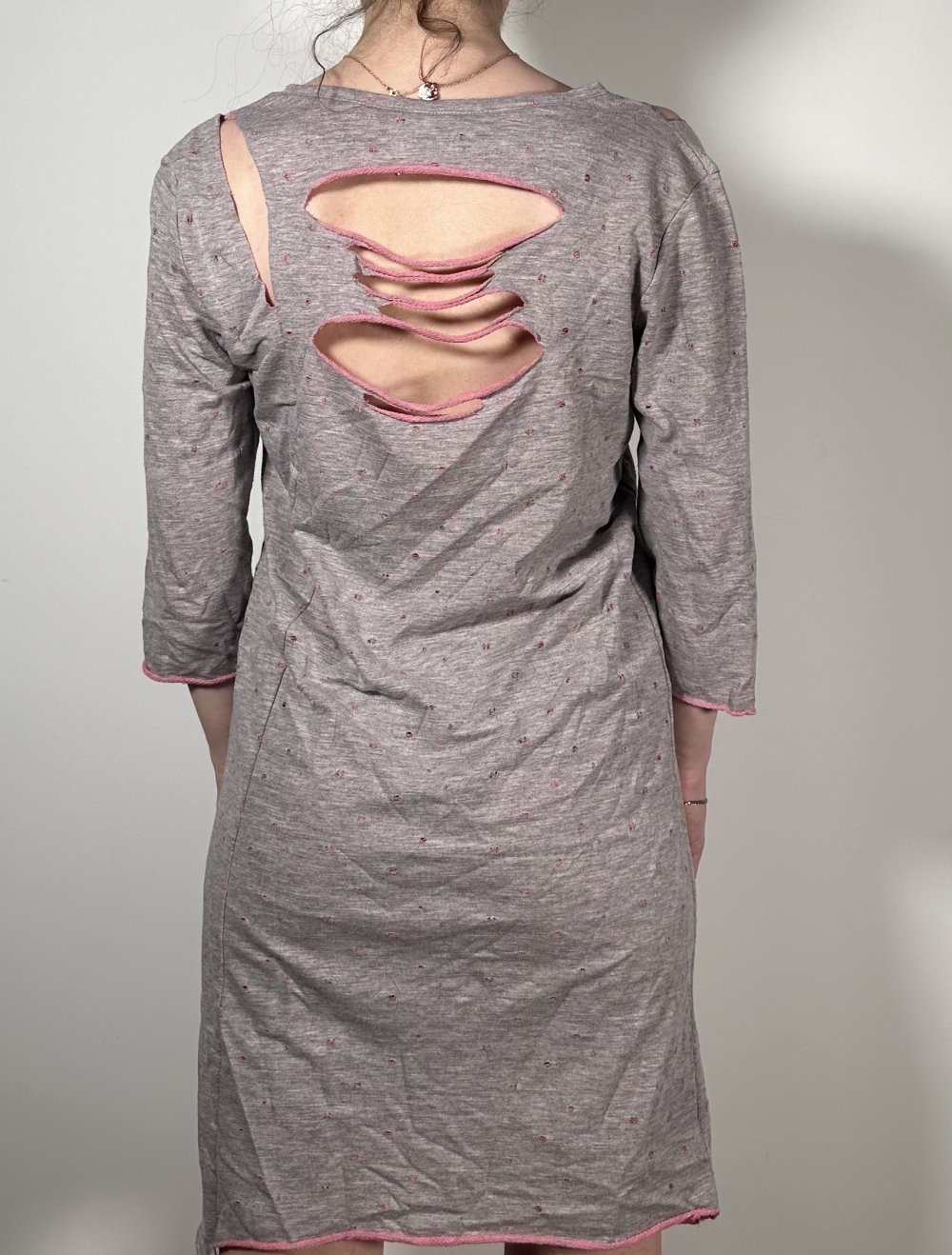 Grunge-Kleid mit Cut-Outs und Kunst-Print – einzigartiger DIY-Look